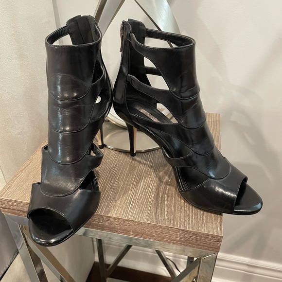 Brand NEW BCBG strappy heels - Picture 2 of 5